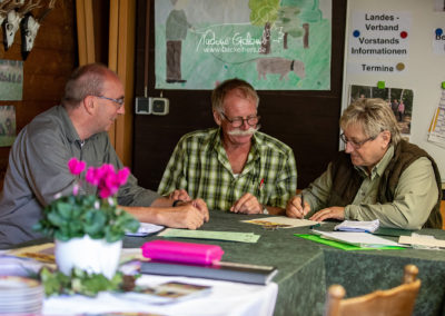 Erstellen der Zeugnisse und Urkunden durch die Richter v.l.n.r.: Richter Thomas May, Richterobmann Jacques Petit, Richterin Susanne Silbermann-Weger